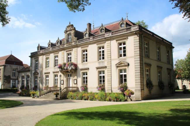 Mairie_de_Bourbonne-les-Bains_en_2013_06-min Mairie de Bourbonne-les-Bains